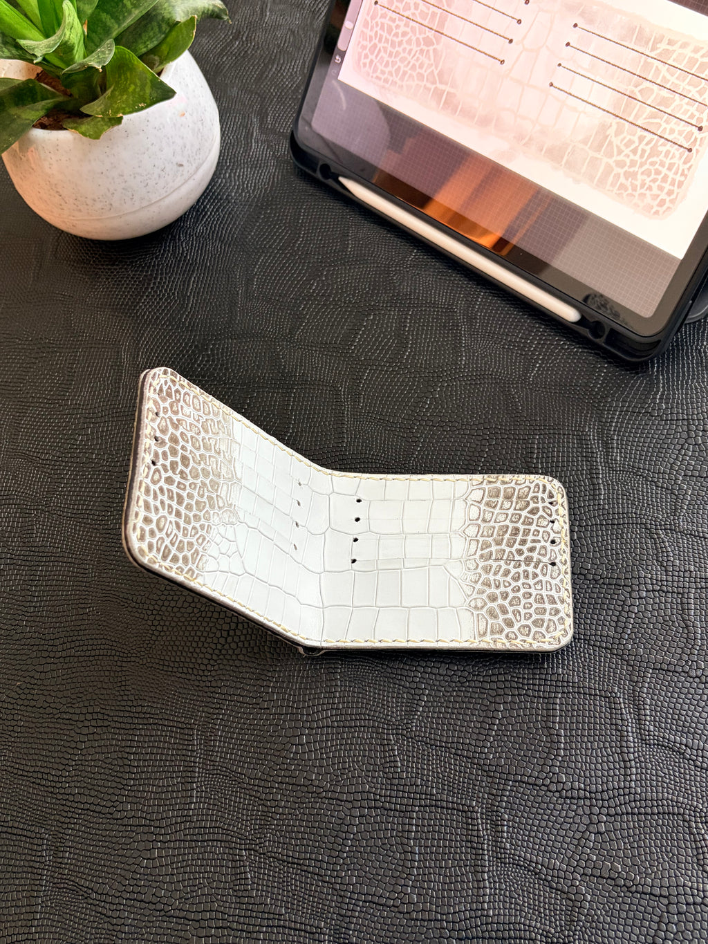 Single Slit Bi-fold Wallet - 001