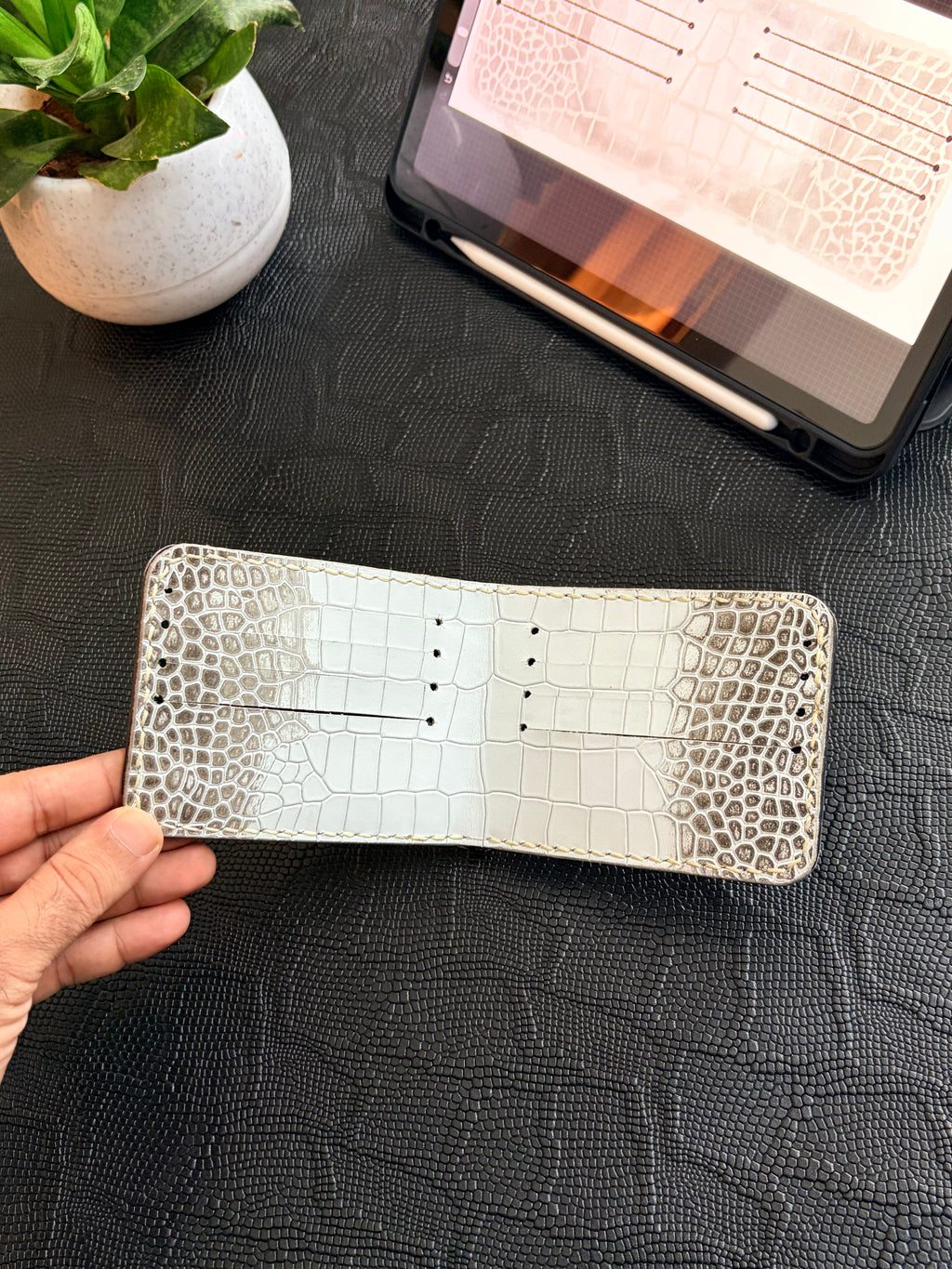 Single Slit Bi-fold Wallet - 001