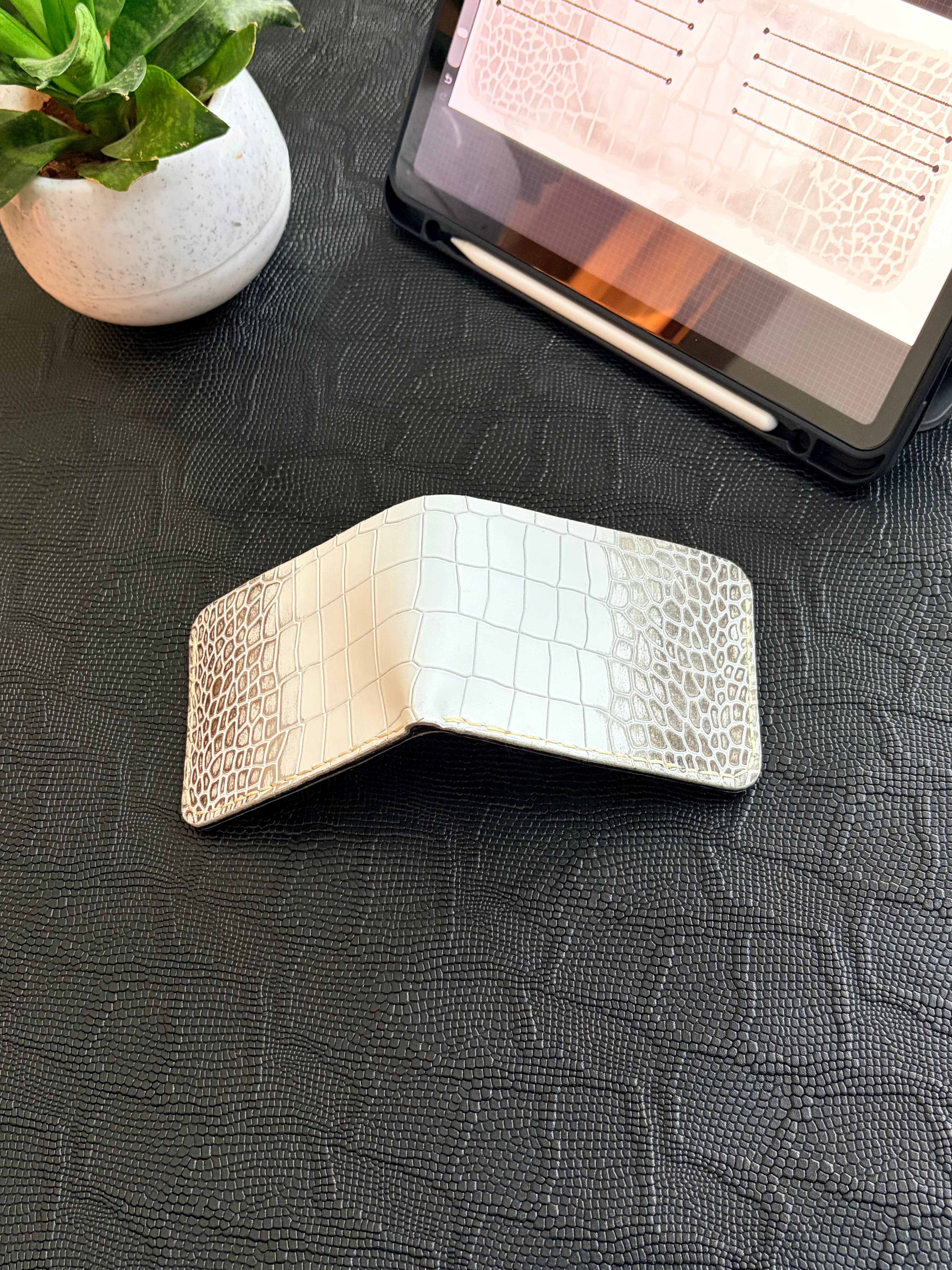 Single Slit Bi-fold Wallet - 001