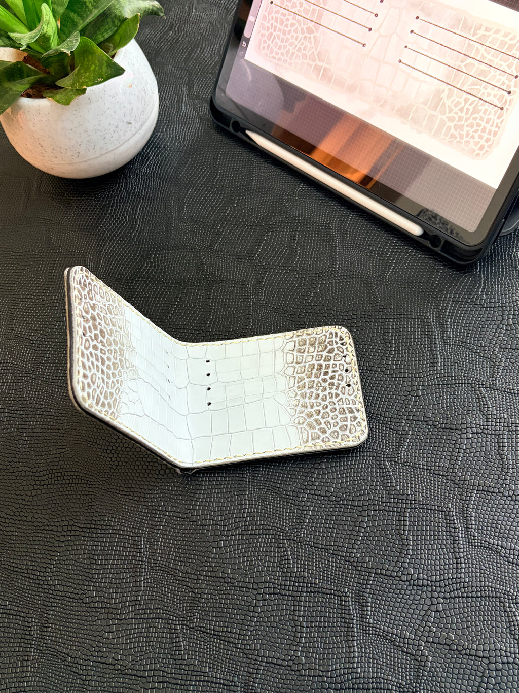 Single Slit Bi-fold Wallet - 001