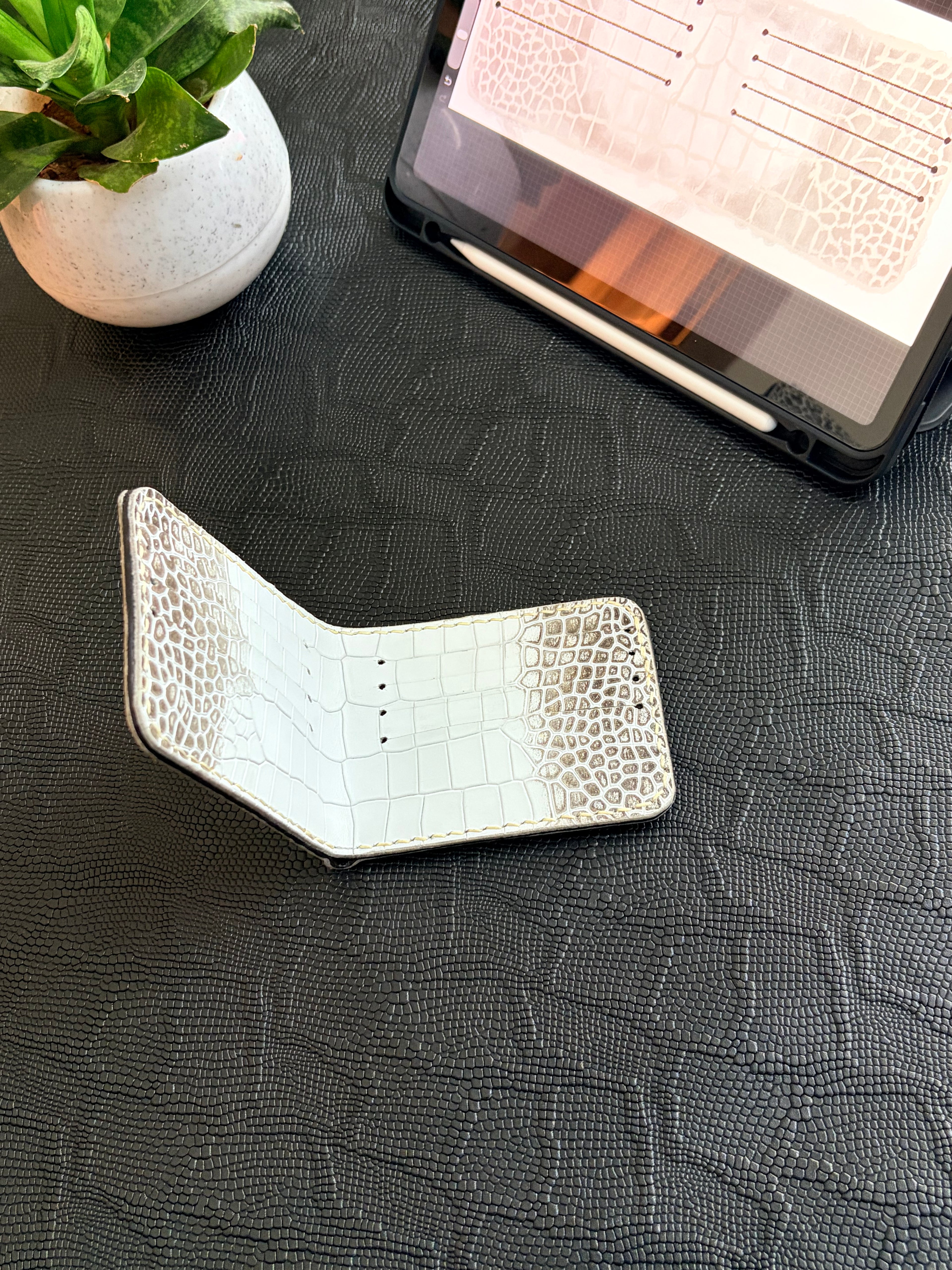 Single Slit Bi-fold Wallet - 001