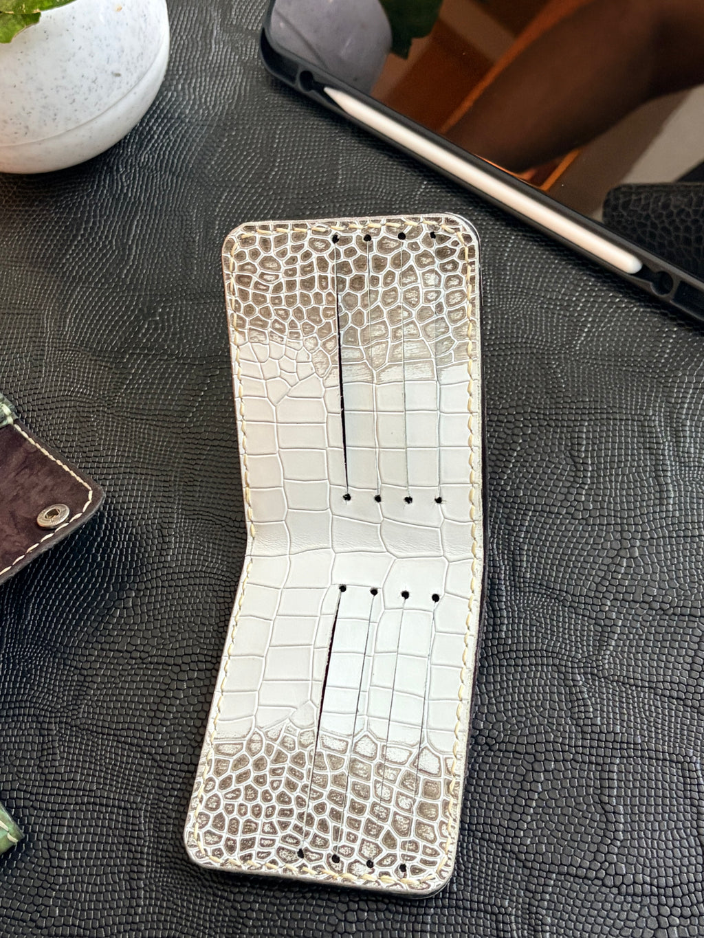 Single Slit Bi-fold Wallet - 001