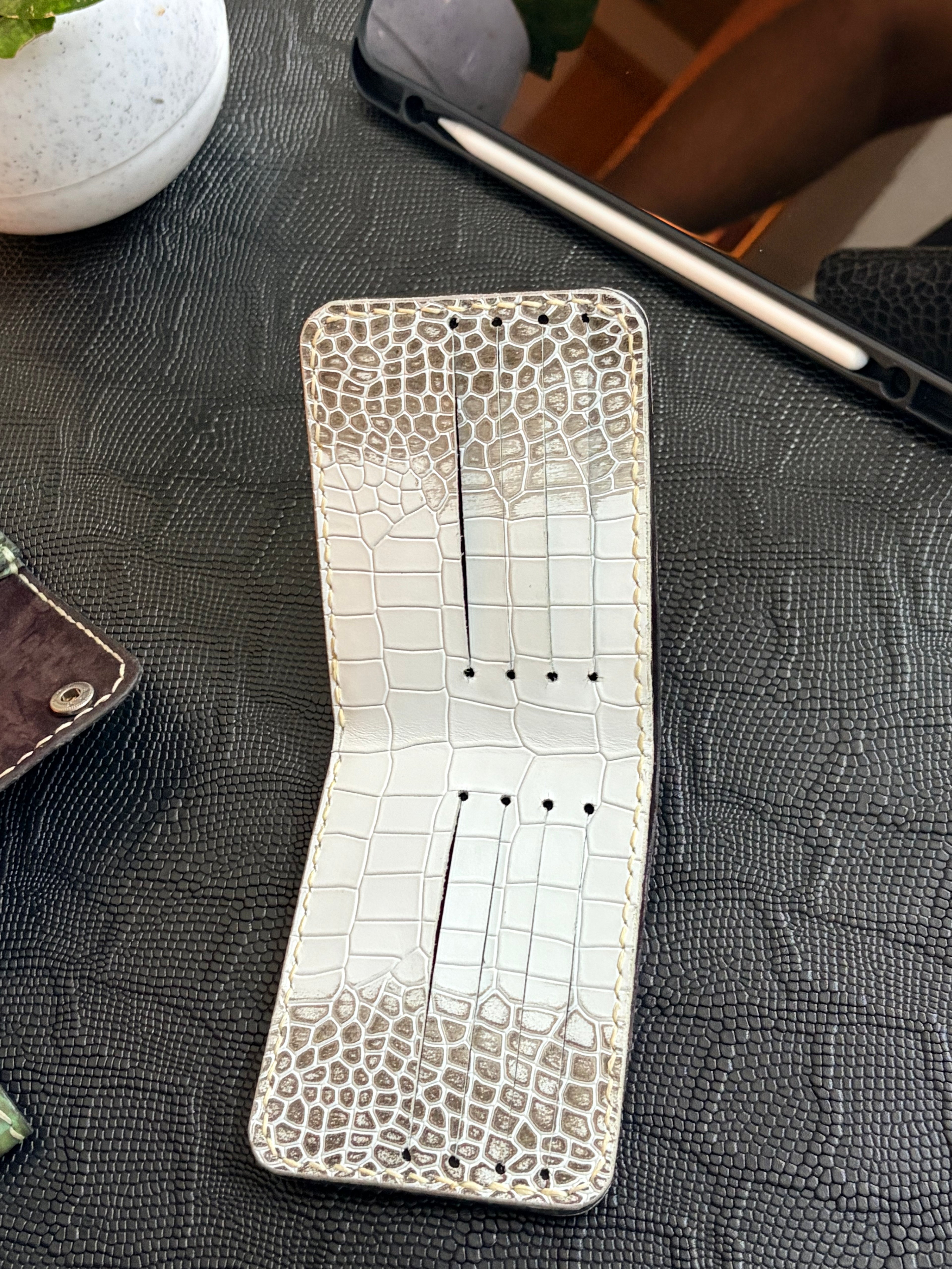 Single Slit Bi-fold Wallet - 001