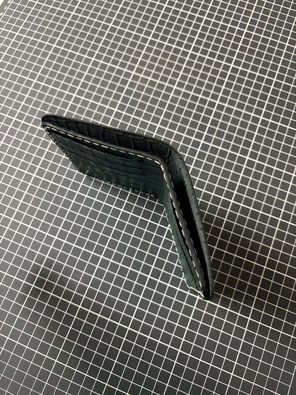 Single Slit Bi-fold Wallet - 003